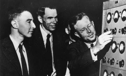 Dr. Ernest O. 加州大学辐射实验室主任劳伦斯博士说. Glenn T. Seaborg, head of the Chemistry Division of the Laboratory, and Dr. J. 罗伯特·奥本海默是伯克利实验室的理论物理学家. c. 1946
